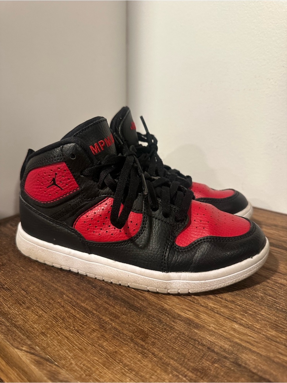 Jordan Access Kids' Mid-Top Sneaker in Bred, 2Y